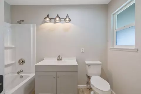 Bath - 536 Cosart Ct, Exeter, CA 93221 photo 1 of 2