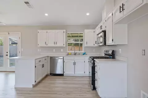 Kitchen - 536 Cosart Ct, Exeter, CA 93221 photo 2 of 2