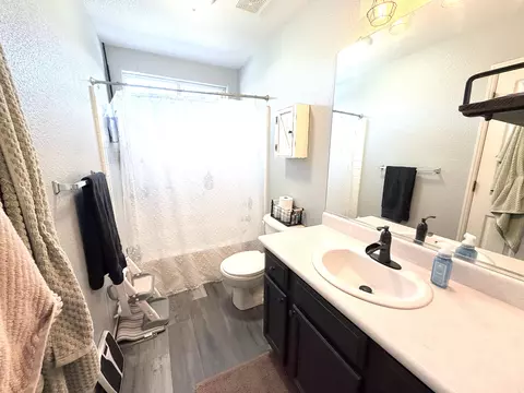 Bath - 1729 E Monte Verde Ave, Visalia, CA 93292 photo 2 of 2