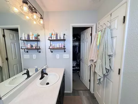 Bath - 1729 E Monte Verde Ave, Visalia, CA 93292 photo 2 of 2
