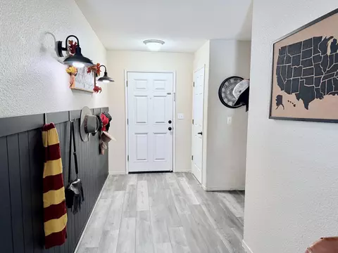 Entry Way - 1729 E Monte Verde Ave, Visalia, CA 93292 photo 4 of 6