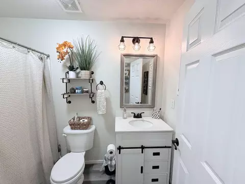 Bath - 1729 E Monte Verde Ave, Visalia, CA 93292 photo 1 of 2