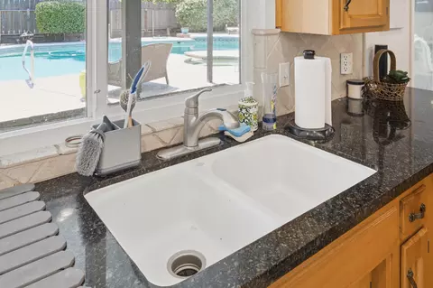 Kitchen - 804 Woods Pl, Exeter, CA 93221 photo 5 of 10