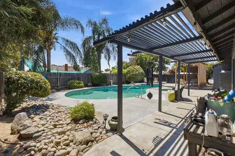 Exterior - 804 Woods Pl, Exeter, CA 93221 photo 5 of 11