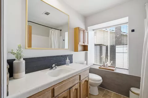 Bath - 804 Woods Pl, Exeter, CA 93221 photo 1 of 5
