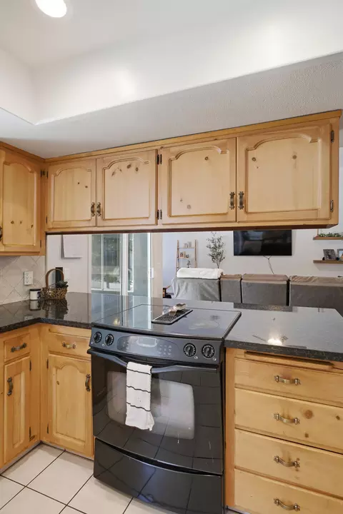 Kitchen - 804 Woods Pl, Exeter, CA 93221 photo 6 of 10