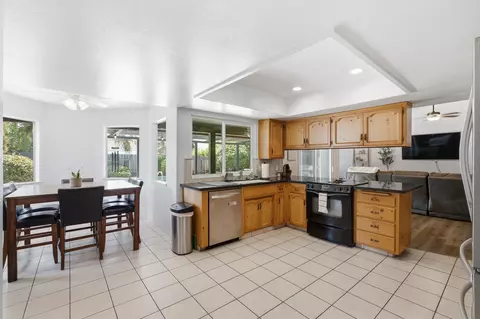 Kitchen - 804 Woods Pl, Exeter, CA 93221 photo 9 of 10