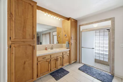Bath - 804 Woods Pl, Exeter, CA 93221 photo 4 of 5