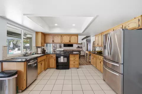 Kitchen - 804 Woods Pl, Exeter, CA 93221 photo 8 of 10
