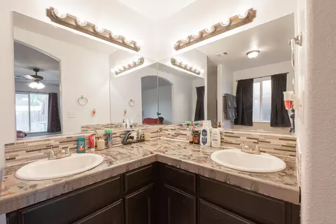 Bath - 980 Yosemite Dr, Lemoore, CA 93245 photo 4 of 4