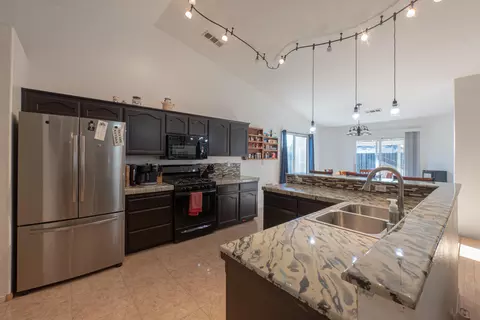 Kitchen - 980 Yosemite Dr, Lemoore, CA 93245 photo 4 of 6