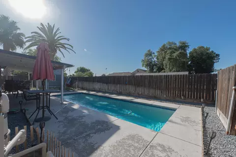 Exterior - 980 Yosemite Dr, Lemoore, CA 93245 photo 5 of 16