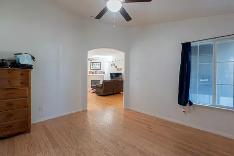 Entry Way - 980 Yosemite Dr, Lemoore, CA 93245 photo 5 of 10
