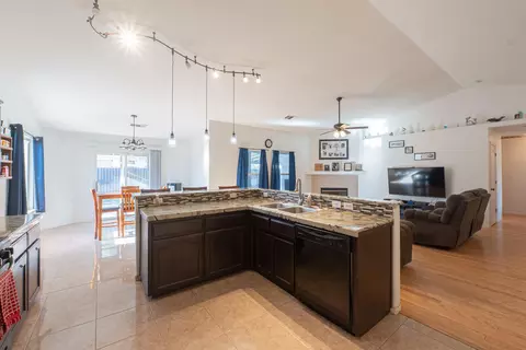 Kitchen - 980 Yosemite Dr, Lemoore, CA 93245 photo 3 of 6