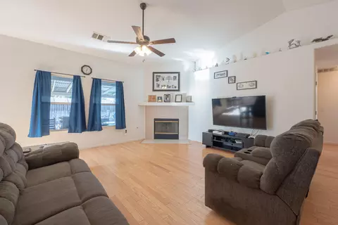Living - 980 Yosemite Dr, Lemoore, CA 93245 photo 4 of 4