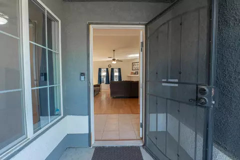 Entry Way - 980 Yosemite Dr, Lemoore, CA 93245 photo 2 of 10