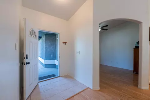 Entry Way - 980 Yosemite Dr, Lemoore, CA 93245 photo 4 of 10