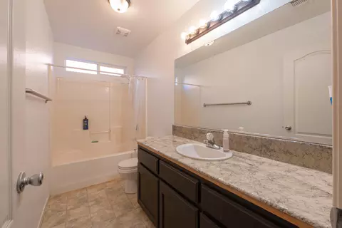 Bath - 980 Yosemite Dr, Lemoore, CA 93245 photo 1 of 4