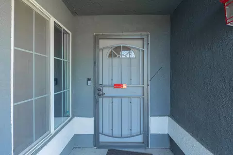 Entry Way - 980 Yosemite Dr, Lemoore, CA 93245 photo 1 of 10