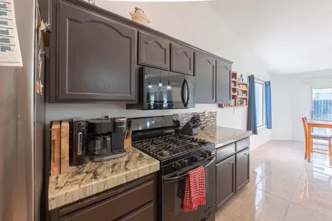 Kitchen - 980 Yosemite Dr, Lemoore, CA 93245 photo 6 of 6