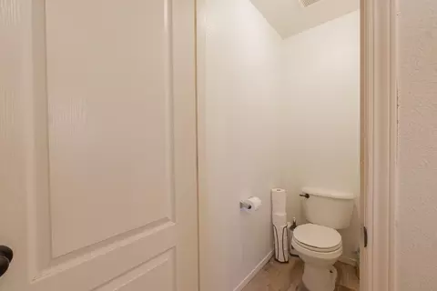 Bath - 980 Yosemite Dr, Lemoore, CA 93245 photo 2 of 4