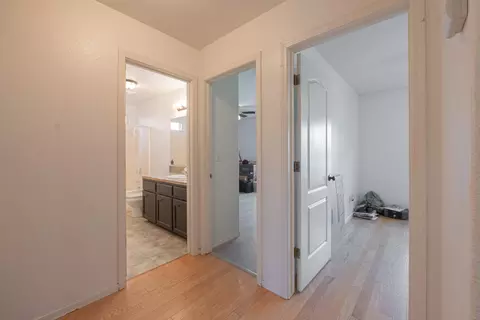 Entry Way - 980 Yosemite Dr, Lemoore, CA 93245 photo 7 of 10