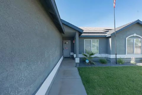 Exterior - 980 Yosemite Dr, Lemoore, CA 93245 photo 4 of 16