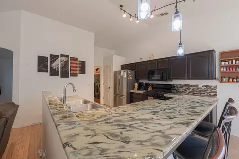 Kitchen - 980 Yosemite Dr, Lemoore, CA 93245 photo 5 of 6