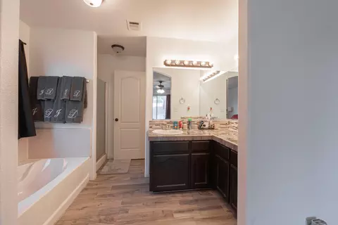 Entry Way - 980 Yosemite Dr, Lemoore, CA 93245 photo 10 of 10