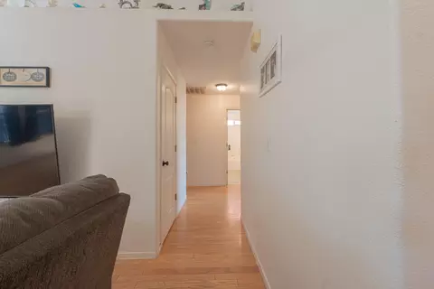 Entry Way - 980 Yosemite Dr, Lemoore, CA 93245 photo 6 of 10