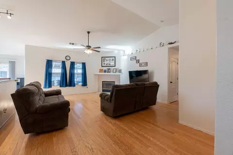 Living - 980 Yosemite Dr, Lemoore, CA 93245 photo 1 of 4