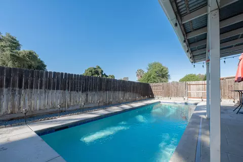 Exterior - 980 Yosemite Dr, Lemoore, CA 93245 photo 8 of 16