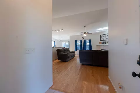 Entry Way - 980 Yosemite Dr, Lemoore, CA 93245 photo 3 of 10