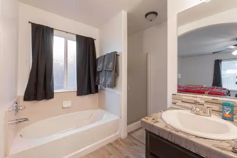 Bath - 980 Yosemite Dr, Lemoore, CA 93245 photo 3 of 4