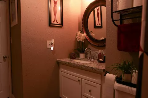 Bath - 1709 E Burton Ave, Tulare, CA 93274 photo 1 of 3