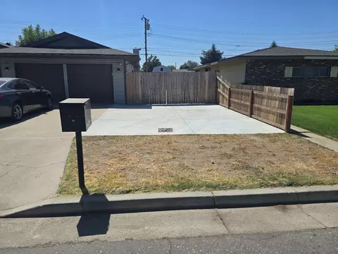 Exterior - 1709 E Burton Ave, Tulare, CA 93274 photo 2 of 8