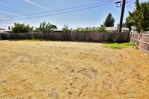 Exterior - 905 E Florinda St, Hanford, CA 93230 photo 12 of 15