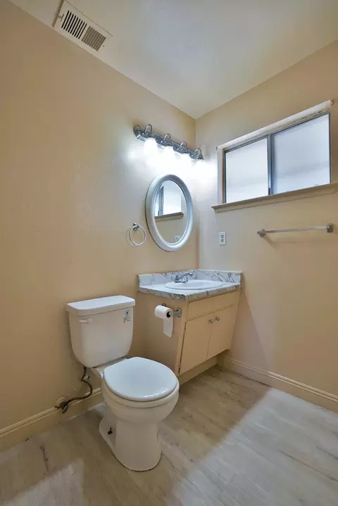 Bath - 905 E Florinda St, Hanford, CA 93230 photo 3 of 4