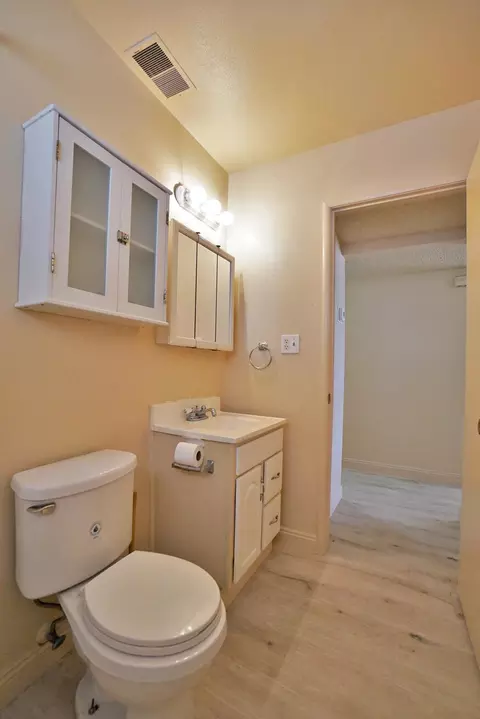 Bath - 905 E Florinda St, Hanford, CA 93230 photo 2 of 4