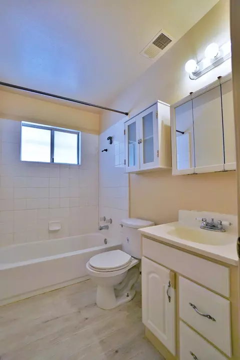 Bath - 905 E Florinda St, Hanford, CA 93230 photo 1 of 4