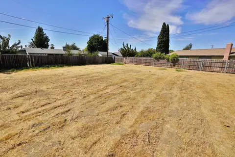 Exterior - 905 E Florinda St, Hanford, CA 93230 photo 8 of 15