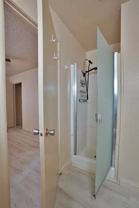 Bath - 905 E Florinda St, Hanford, CA 93230 photo 4 of 4