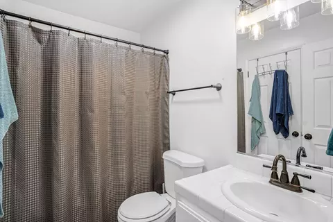 Bath - 2086 Mitchell Ave, Selma, CA 93662 photo 1 of 2