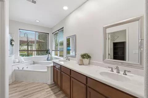 Bath - 2234 N Carson Ct, Visalia, CA 93291 photo 5 of 9