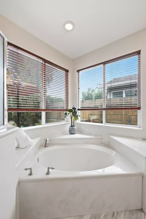 Bath - 2234 N Carson Ct, Visalia, CA 93291 photo 6 of 9