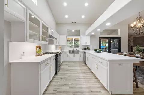 Kitchen - 2234 N Carson Ct, Visalia, CA 93291 photo 2 of 7