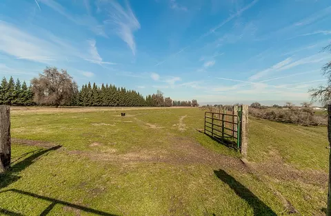 Exterior - 3670 S Newmark Ave, Sanger, CA 93657 photo 42 of 51