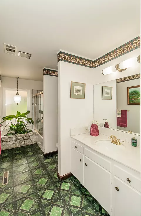 Bath - 3670 S Newmark Ave, Sanger, CA 93657 photo 3 of 7