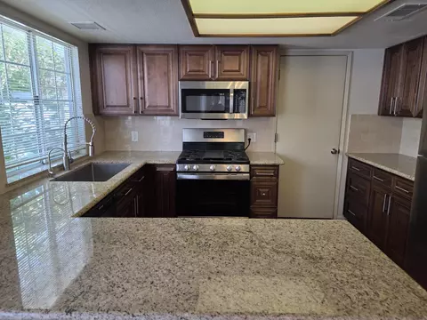 Kitchen - 1468 Mayflower Way, Clovis, CA 93612 photo 2 of 5