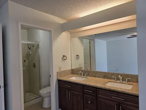 Bath - 1468 Mayflower Way, Clovis, CA 93612 photo 1 of 2